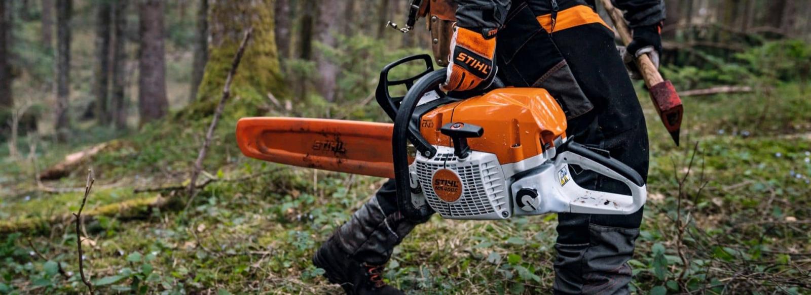 Vue rapprochée de la tronçonneuse Stihl MS 400, un modèle thermique professionnel